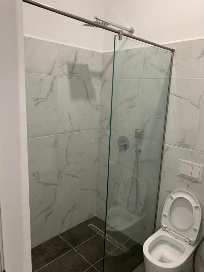 Hotel Restaurant Deso Shijak Kültér fotó