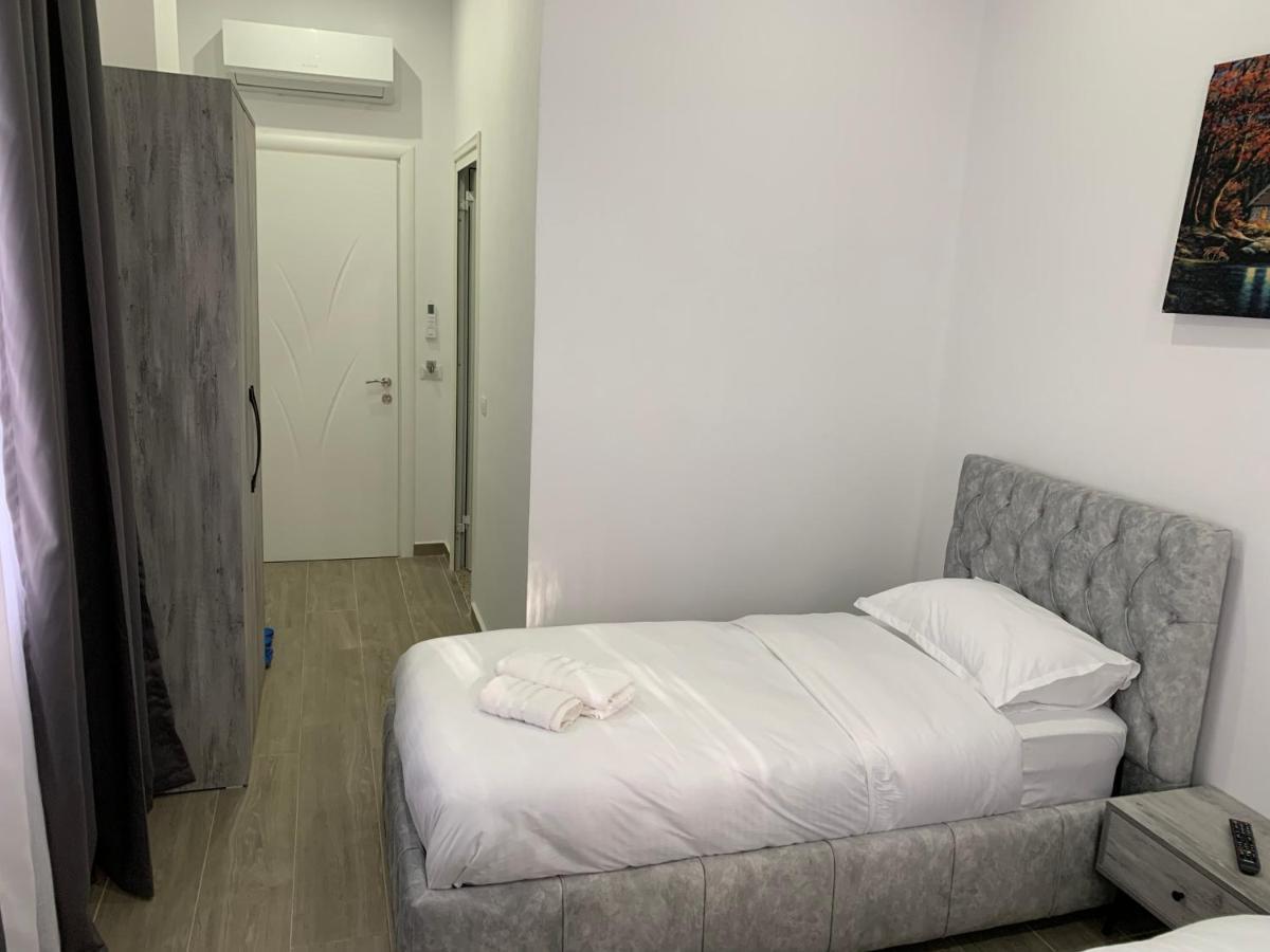 Hotel Restaurant Deso Shijak Kültér fotó