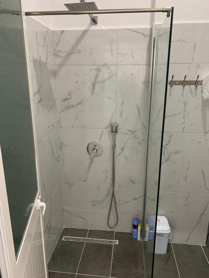 Hotel Restaurant Deso Shijak Kültér fotó