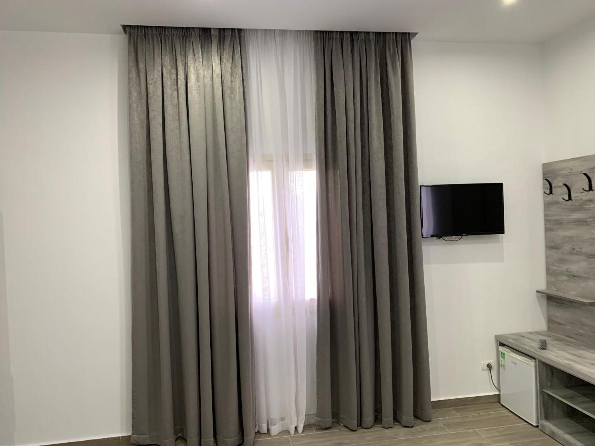 Hotel Restaurant Deso Shijak Kültér fotó